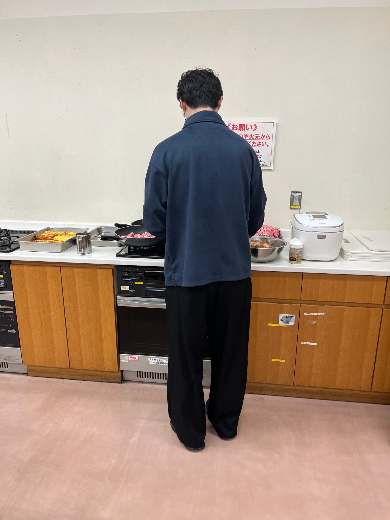 こども食堂ボランティアメンバーの中でこの日のムードメーカーとなった男性の後ろ姿。明るい方でした！